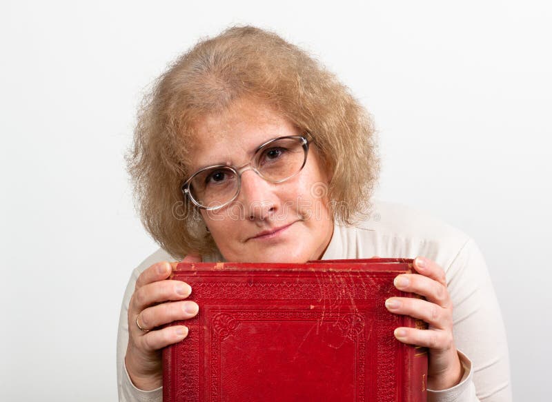 Пожилой человек с книгой. Пожилая женщина читает книгу. Картинка рост индексация пенсий. Пенсионеры мышеловка деньги. Hold old
