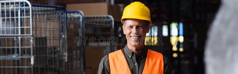Supraveghetor de vârstă mijlocie fericit royalty free stock photos