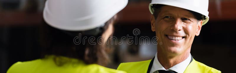 Supraveghetor de vârstă mijlocie fericit privind royalty free stock photography