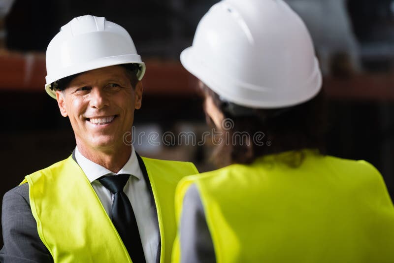 Supraveghetor de vârstă mijlocie fericit privind royalty free stock photography
