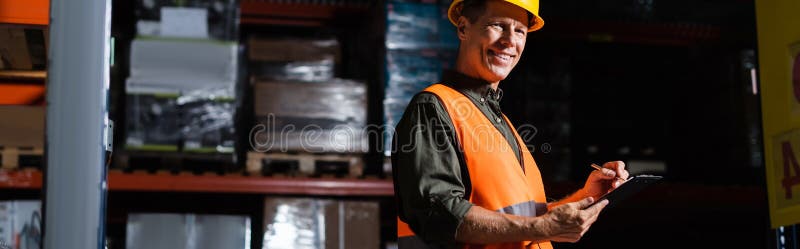 Supraveghetor fericit al depozitului de vârstă mijlocie royalty free stock photography