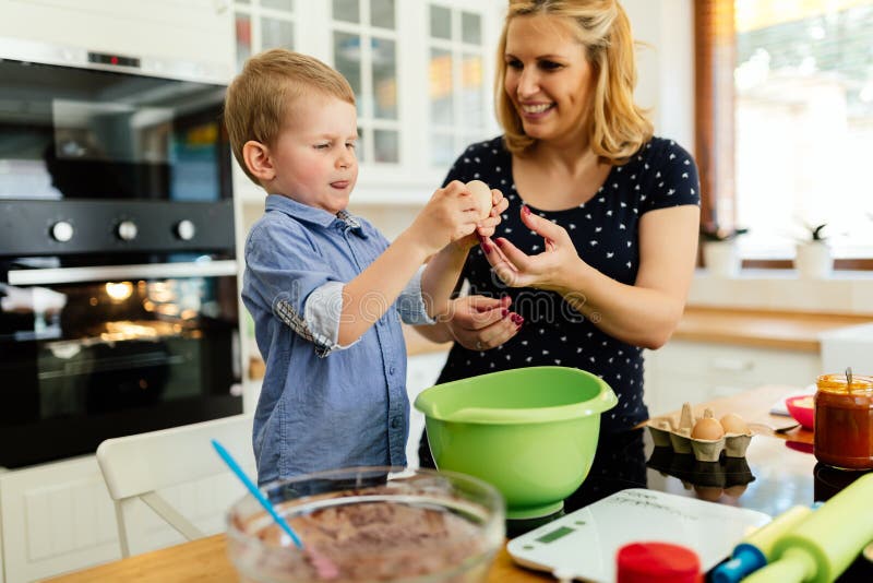 Дети помогают матери в хозяйстве. Детки помогают маме стряпать. Фото как ребенок помогает маме на кухне. Как ребята помогают маме. My parents cooking