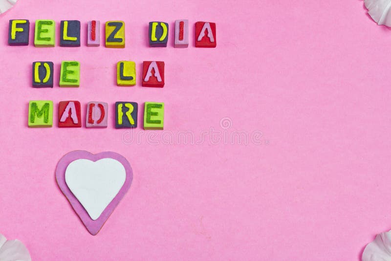 Happy Mother's day words. And heart on pink background, words on spanish royalty free stock image
