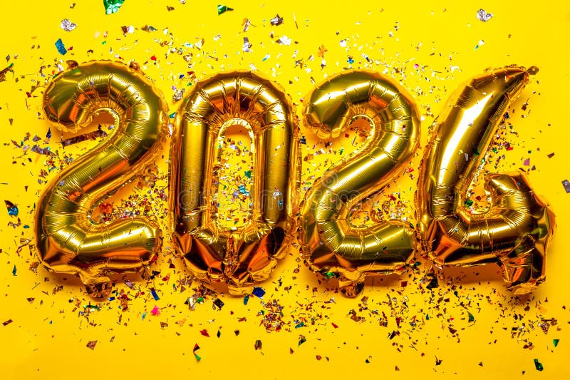 Premium PSD  Gold foil balloon with the year 2024 on it.