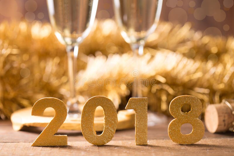 Bicchieri di champagne e decorazione dorata nuovo anno.