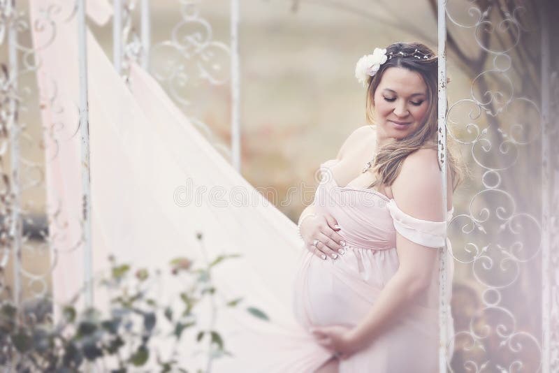 Contento giovane una donna bianco cercando attraverso pizzo tende un sensazione un bambino toccante suo gonfiarsi.