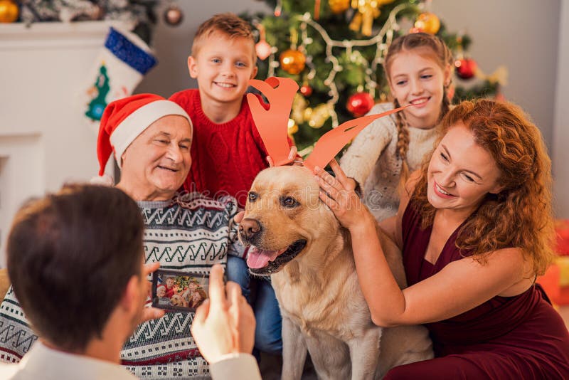 Happy relatives having fun with pet on holiday royalty free stock photography Happy relatives having fun with pet on holiday royalty free stock photography