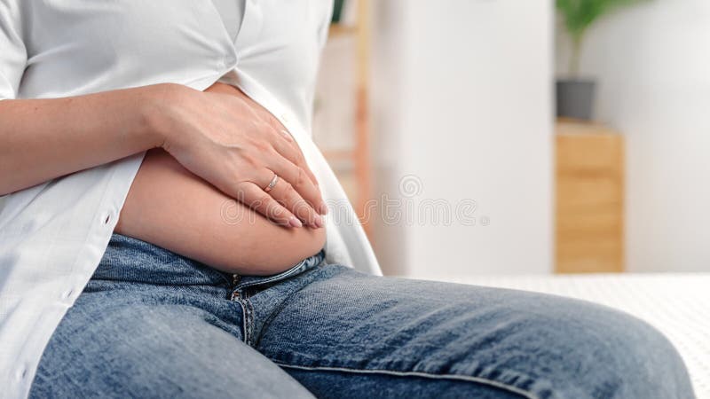 Happy Schwangere genießen die Schwangerschaft berühren Tummy entspannen in Ruhe zu Hause mit Liebe geschlossen