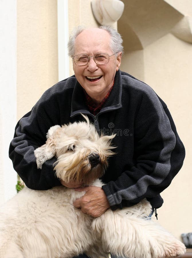 Viejo hombre a su el perro.