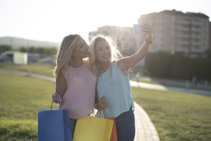 Happy sisters taking selfie after shopping royalty free stock images Happy sisters taking selfie after shopping royalty free stock images