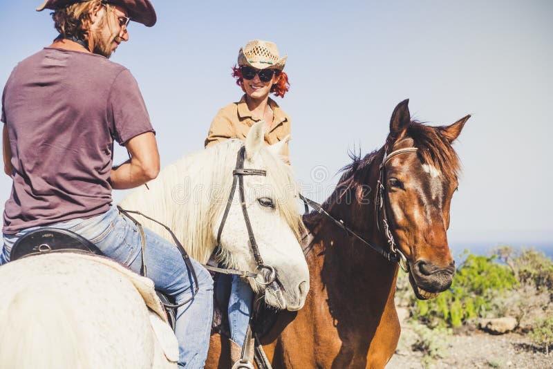 Women riding men. Клип в котором катаются на лошади мужчина не old Town Road.