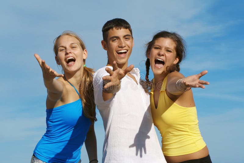 Teen skupiny happy s úsmevom mládež.