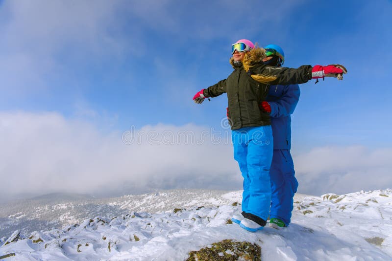 Happy snowboarding couple royalty free stock photos