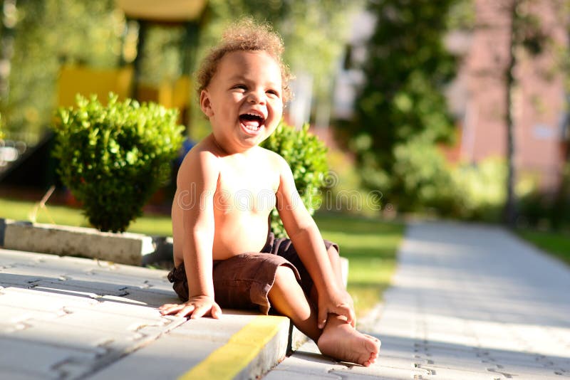 Feliz un nino sonriente mientras sobre el El camino en el jardín.