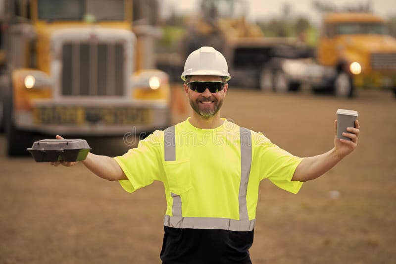 Supervizor fericit în construcții. supervizor la șantierul de construcții. lucrător în pauza de masă. supervizor masculin la royalty free stock image