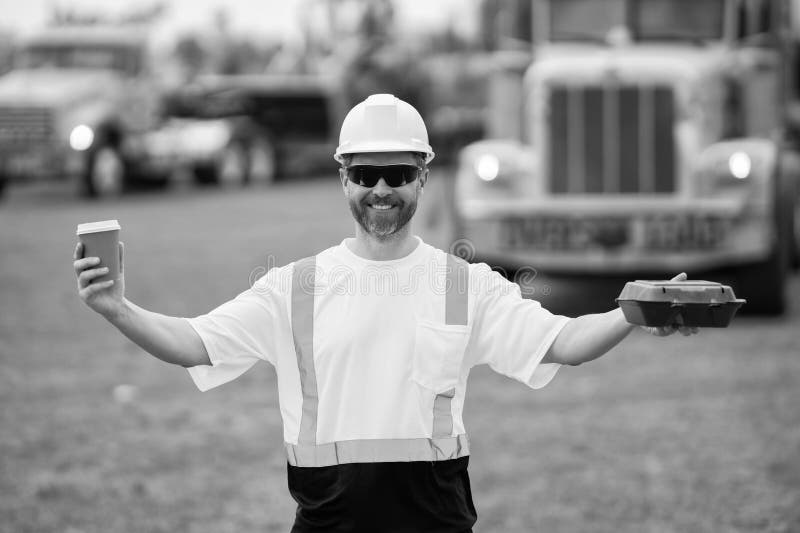 Supervizor fericit în construcții. supervizor la șantierul de construcții. lucrător în pauza de prânz. supervizor masculin la stock photos