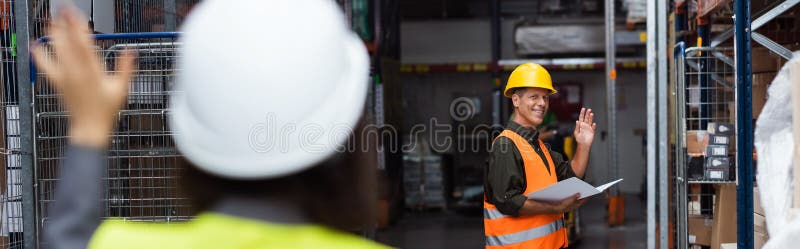 Supervizor fericit cu pălărie tare stock images