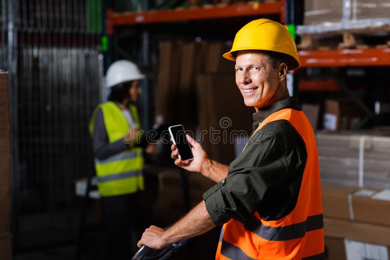 Supraveghetor fericit în vesta de siguranță utilizând royalty free stock images