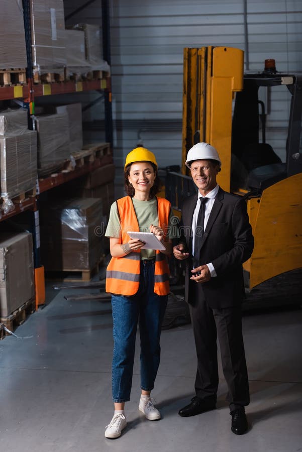 Supraveghetor fericit în costum și dur stock image