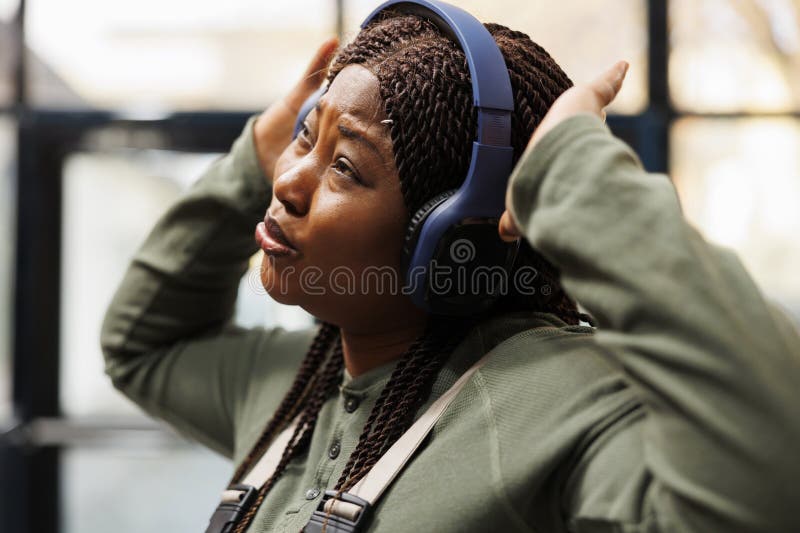 Supervizor fericit purtând căști ascultători stock photos