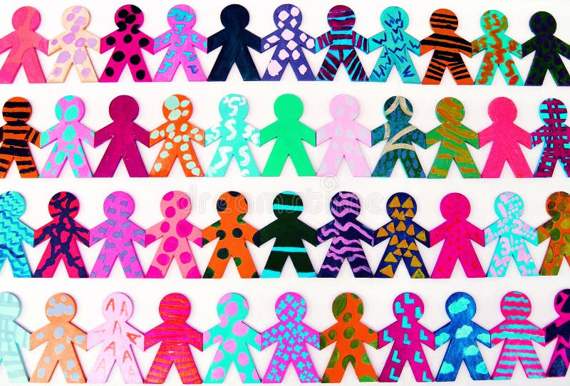 Pracovné úspechy v spojených tím! Koncept snímky zobrazujúce zmiešané skupiny spolupracovníkov zábavný obrázok ukazuje riadkov drevené bloky v tvare málo perník mužov, farbené v jasných veselé farby a držia sa za ruky.