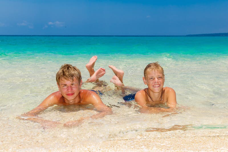 Мальчик подросток на пляже. Мальчики отдыхают на пляже. Мальчик на отдыхе. Парни подростки отдыхают на море.