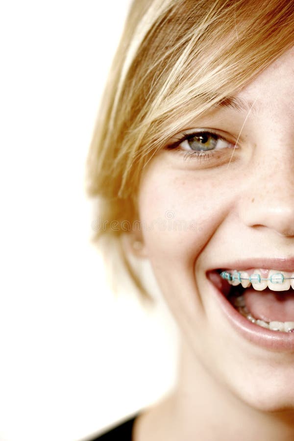 Una mujer boca en ancho sonrisa.