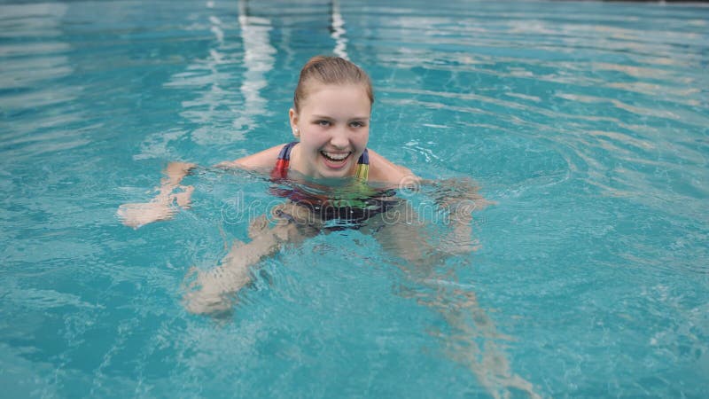 Happy Teenager Mädchen mit Brammen schwimmen im Pool