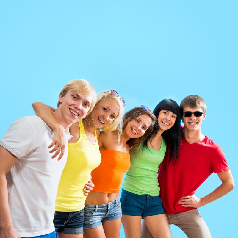 Are teenagers happy. Студенты на голубом фоне. Счастливые подростки голубое. Общение молодёжи на синем фоне. Фотосессия с друзьями на голубом фоне.