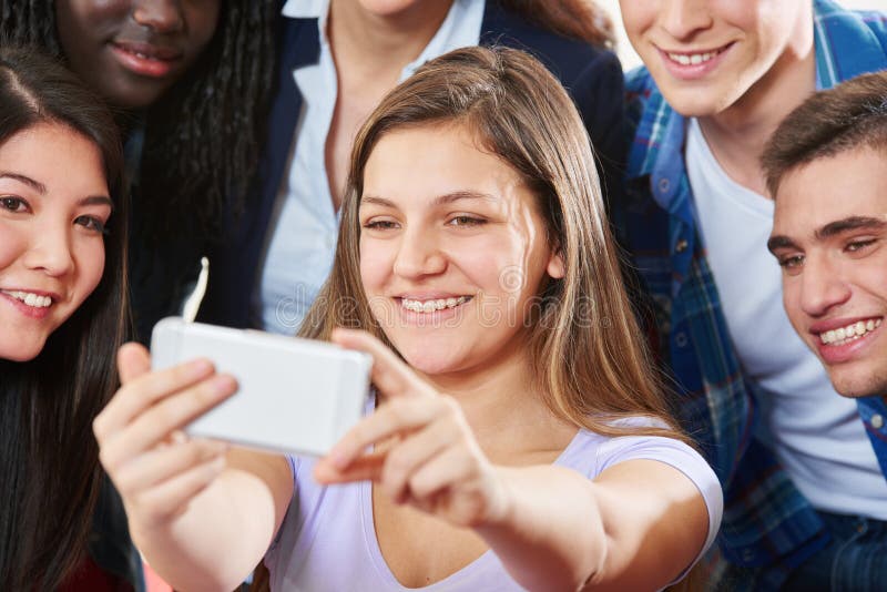 Are teenagers happy. Счастливый подросток селфи. Teenagers and smartphones ответы. Happy teenagers.