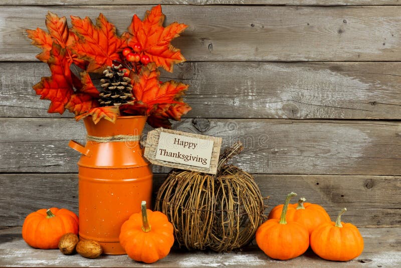 Felice giorno del Ringraziamento tag, zucche e autunno decorazioni per la casa in legno rustico di sottofondo.