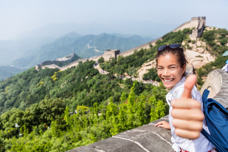Китай туристы девушки. Туристки из Азии фото. Happy Tourist girl smile.