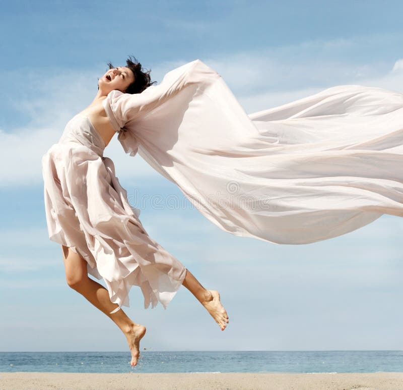 Donna salto in spiaggia.