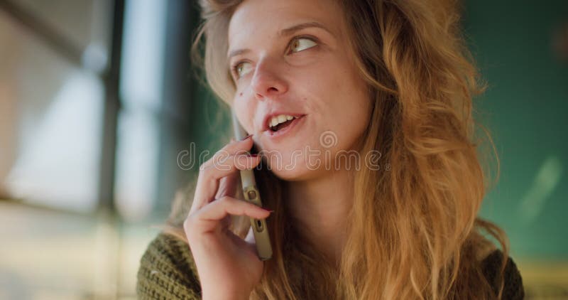 Happy Woman lubi kawę i rozmowę telefoniczną w kawiarni Uśmiechnięta i spokojna podczas łączenia zbiory