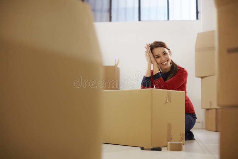 Portrét stredná dospelý šťastný žena dojemný na nový byt a pozerá na.