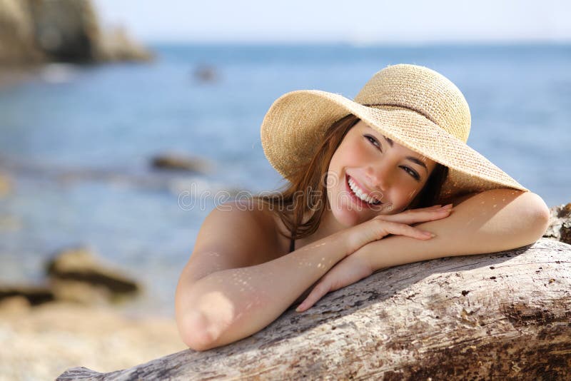 Happy woman with white smile looking sideways on vacations