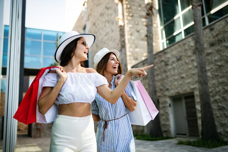 girl shopping travel