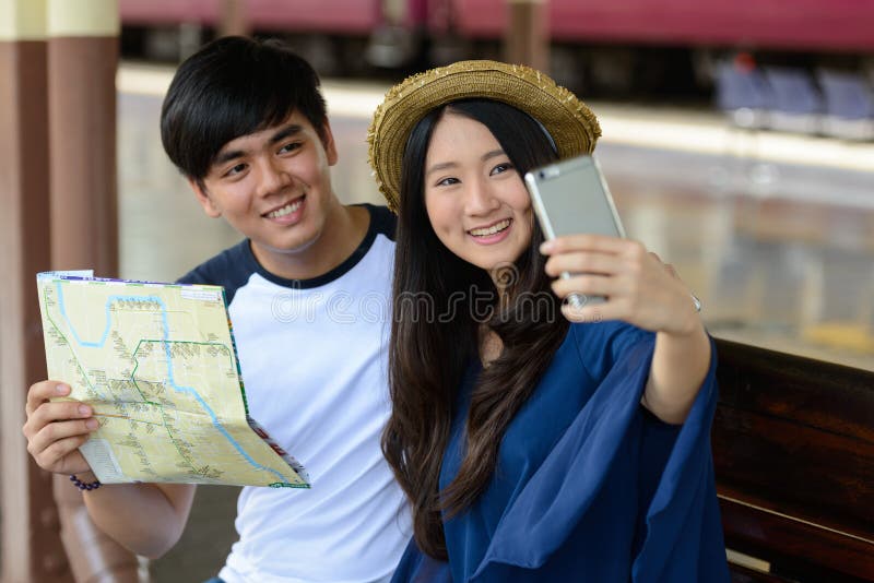 Jovem Casal De Turistas Asiáticos a Fazer Uma Selfie Em Bangkok Tailândia  Imagem de Stock - Imagem de postura, esperto: 184326243