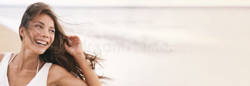 Happy Young Asiate Nature Beauty Banner. schönes Mädchen lächelnd mit perfekten Zähnen Blick auf die Seite in stockbild