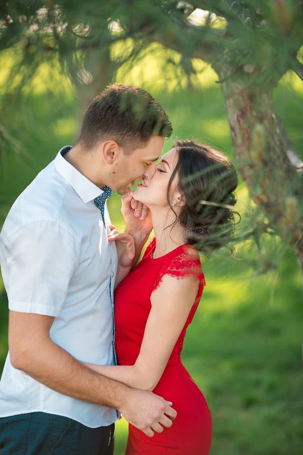 https://thumbs.dreamstime.com/b/happy-young-couple-kissing-park-beautiful-have-romantic-dating-man-woman-outdoor-relationships-69820653.jpg