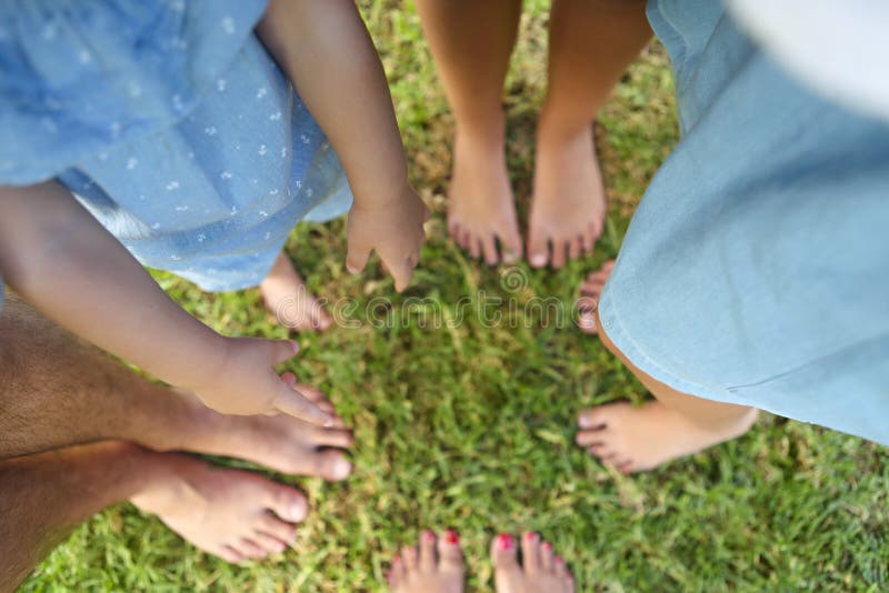 Family feet. Стопы на траве. Ноги счастье. Человека кидают за руки и ноги на траву. Summer Day feet.