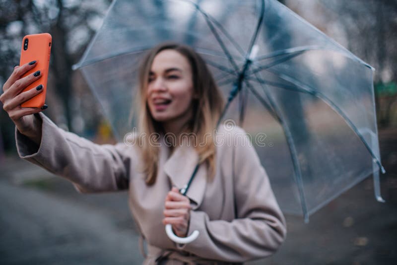 You take an umbrella today. Кофе под зонтиком фото. Дождевик женский фотоработы. Фото woman raining:. Самые красивые фотографии фотосессия женщина в дождевике.