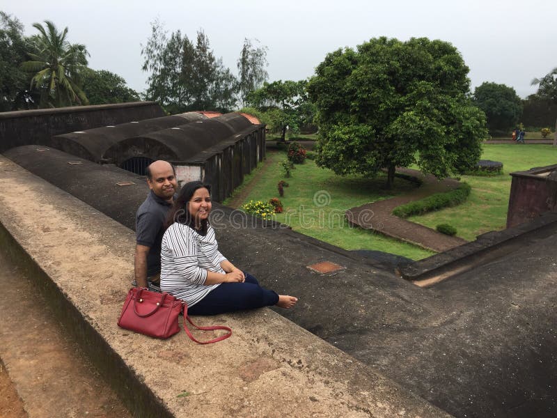 A young Indian couple posing at St. Angelo’s Fort, Kunoor royalty free stock photography A young Indian couple posing at St. Angelo’s Fort, Kunoor royalty free stock photography
