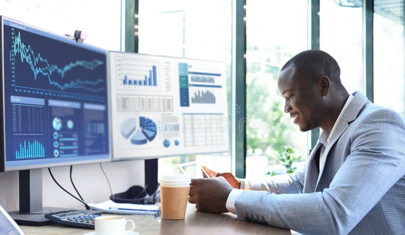 Happy young male Customer Support Executive werkt in dienst. stock afbeelding