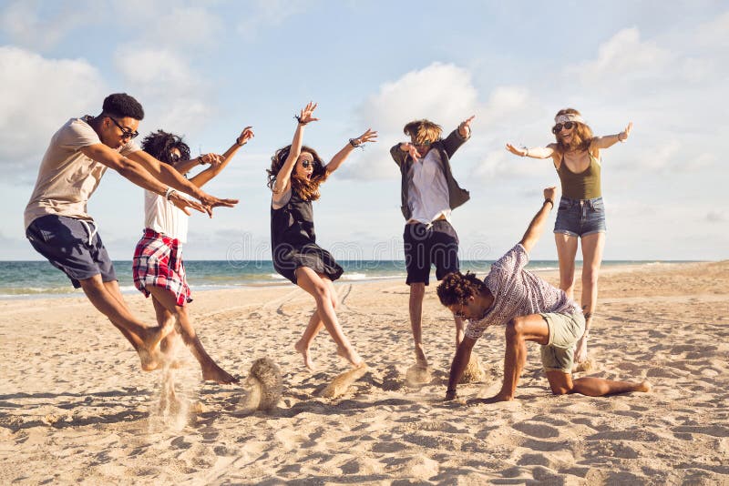 Happy young people jumping on the beach royalty free stock photos Happy young people jumping on the beach royalty free stock photos