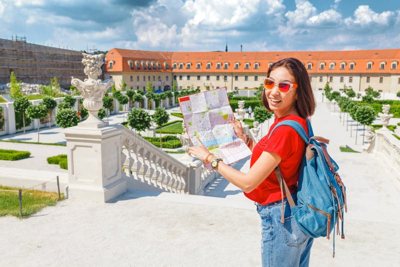 Mladá žena turistická čtecí mapu a obdivující úžasný výhled na květinovou zahradu v Bratislavě, Slovensko
