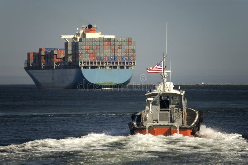 Puerto un barco pista sobre el encontrarse El gran Océano común carga envase barco cómo eso hojas puerto abrir el mar.