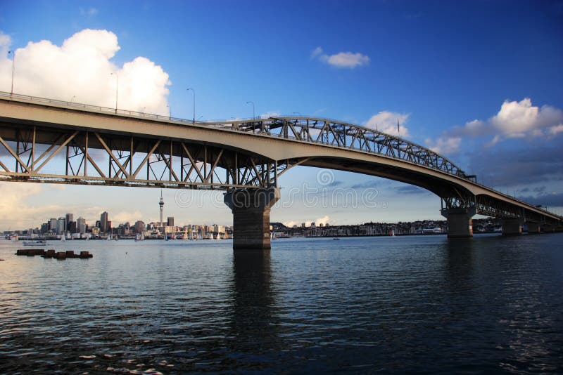 Porta ponte sul blu,, nuovo.