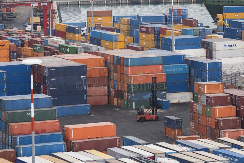 A harbour commercial with a lot of containers