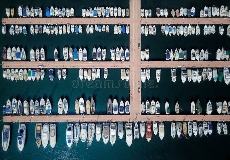 Vista di occhio di uccelli di un Porto nel sud della Francia, mostrando linee perfette di barche creazione di un astratto modello preso da un drone.